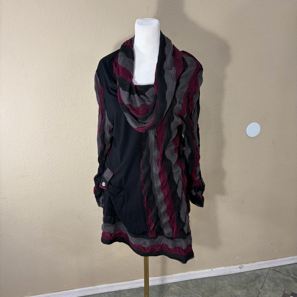 ALI MILE WOMENS L/S ROLLTAB COWL NECK CRINKLE KNIT TOP RED BLACK SZ L GRUNGE